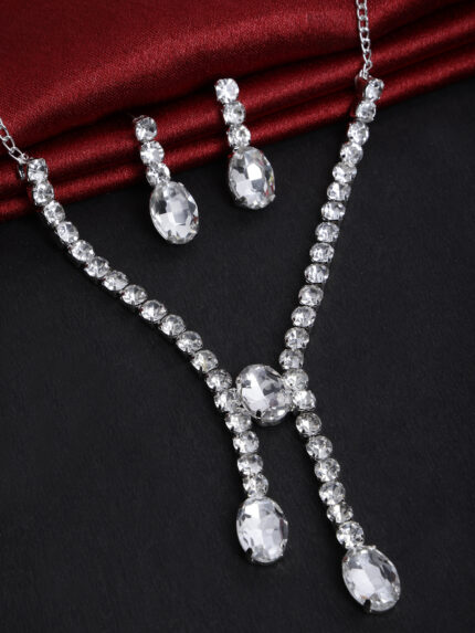 Shine Bright: Classic Necklace Set with Dazzling Accents